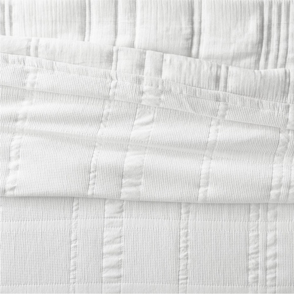 Threshold Studio McGee Quilt
Cotton Waffle Matelasse
White Full/ Queen - Picture 4 of 6